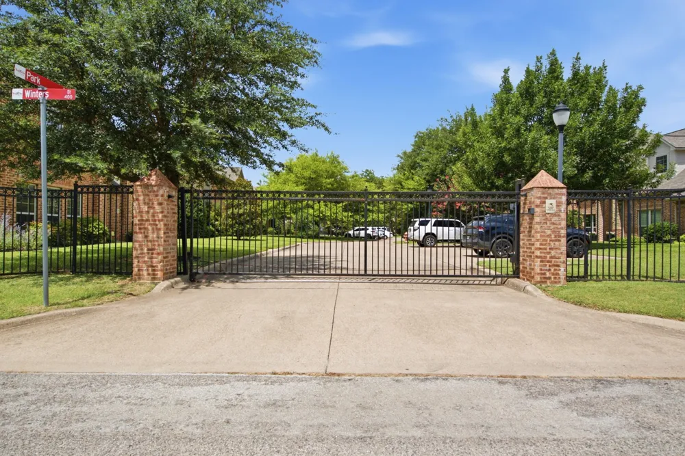 5221 Park Drive River Oaks, TX 76114