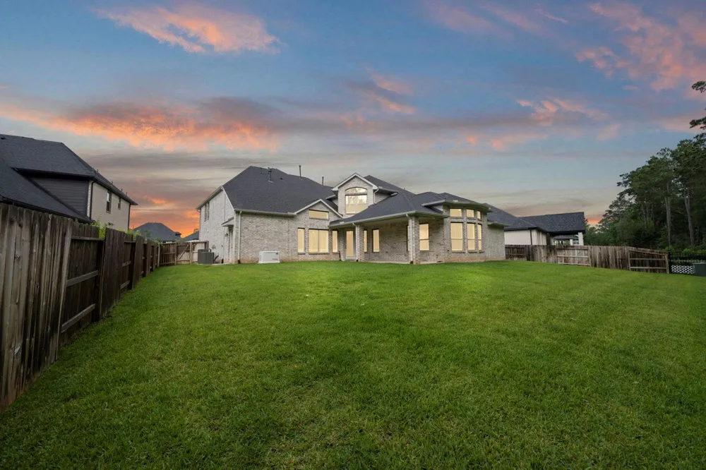 1021 Lakemont Bend Lane Pinehurst, TX 77362