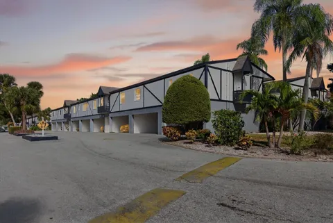 1146 KING ARTHUR COURT #110