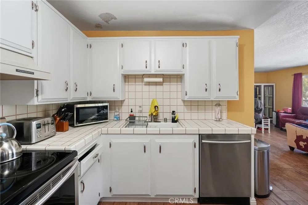 18601 Collins #D30 Tarzana, CA 91356
