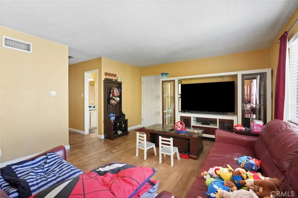 18601 Collins #D30 Tarzana, CA 91356