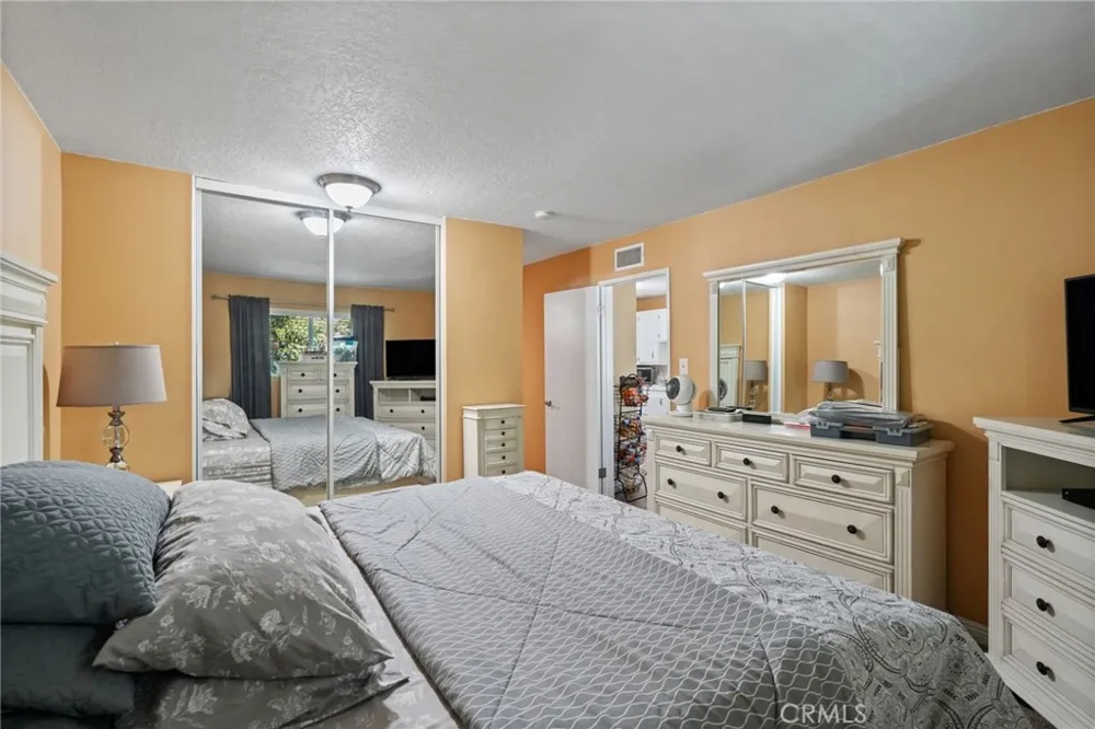 18601 Collins #D30 Tarzana, CA 91356