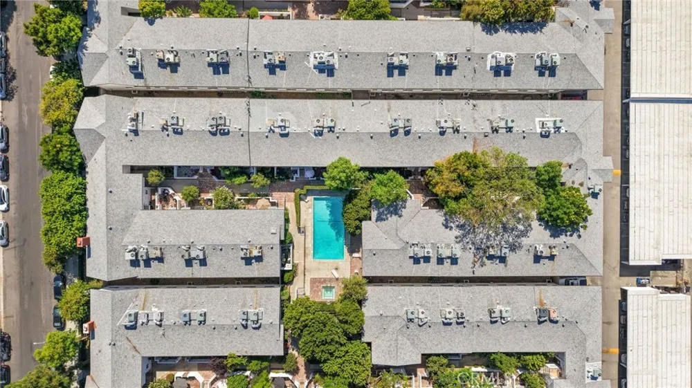 18601 Collins #D30 Tarzana, CA 91356