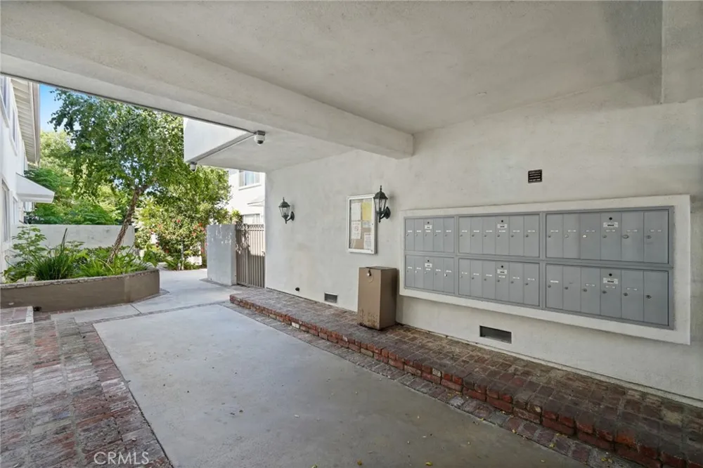 18601 Collins #D30 Tarzana, CA 91356