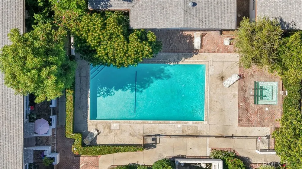 18601 Collins #D30 Tarzana, CA 91356