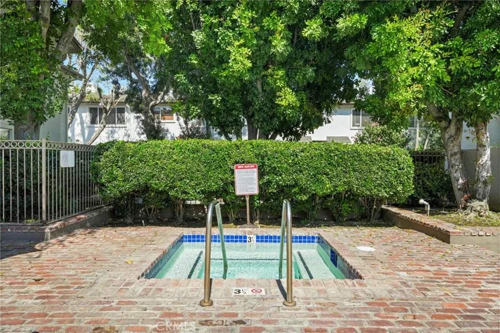 18601 Collins #D30 Tarzana, CA 91356