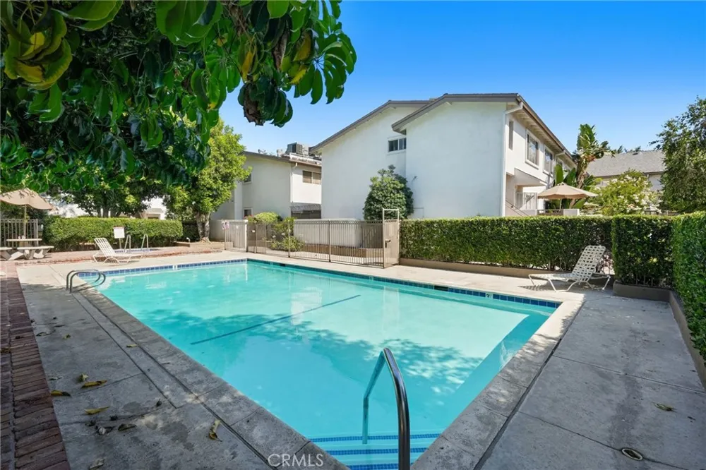 18601 Collins #D30 Tarzana, CA 91356