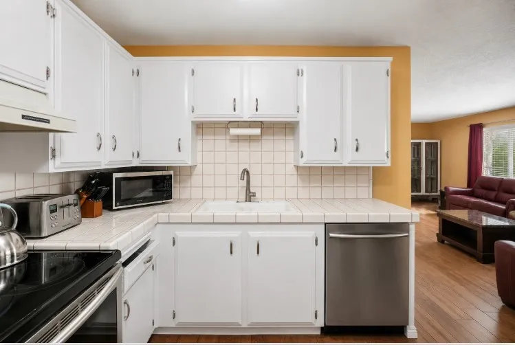18601 Collins #D30 Tarzana, CA 91356