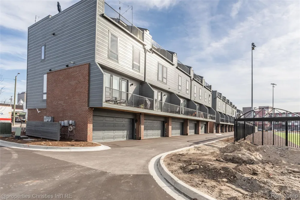 1507 W Fisher Freeway Detroit City, MI 48216