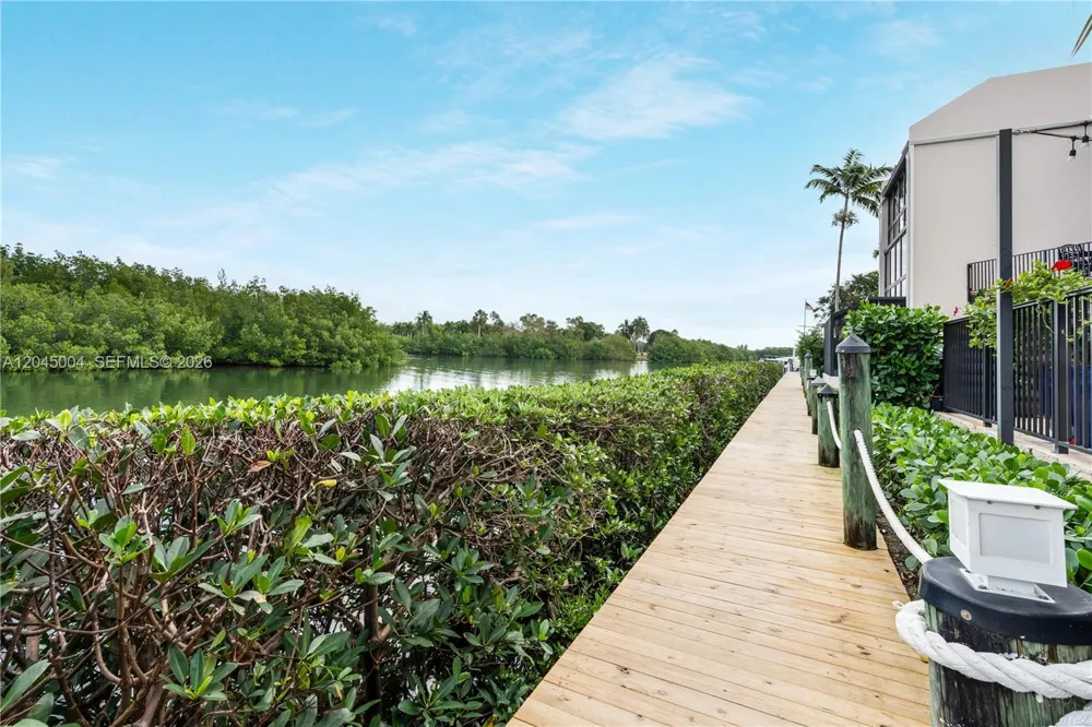 6230 Paradise Point Dr #6230 Palmetto Bay, FL 33157