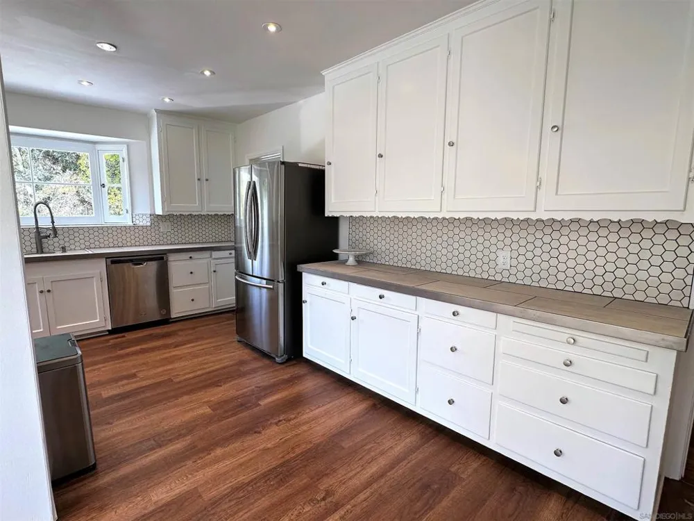 2400 Benedict Canyon Dr Beverly Hills, CA 90210