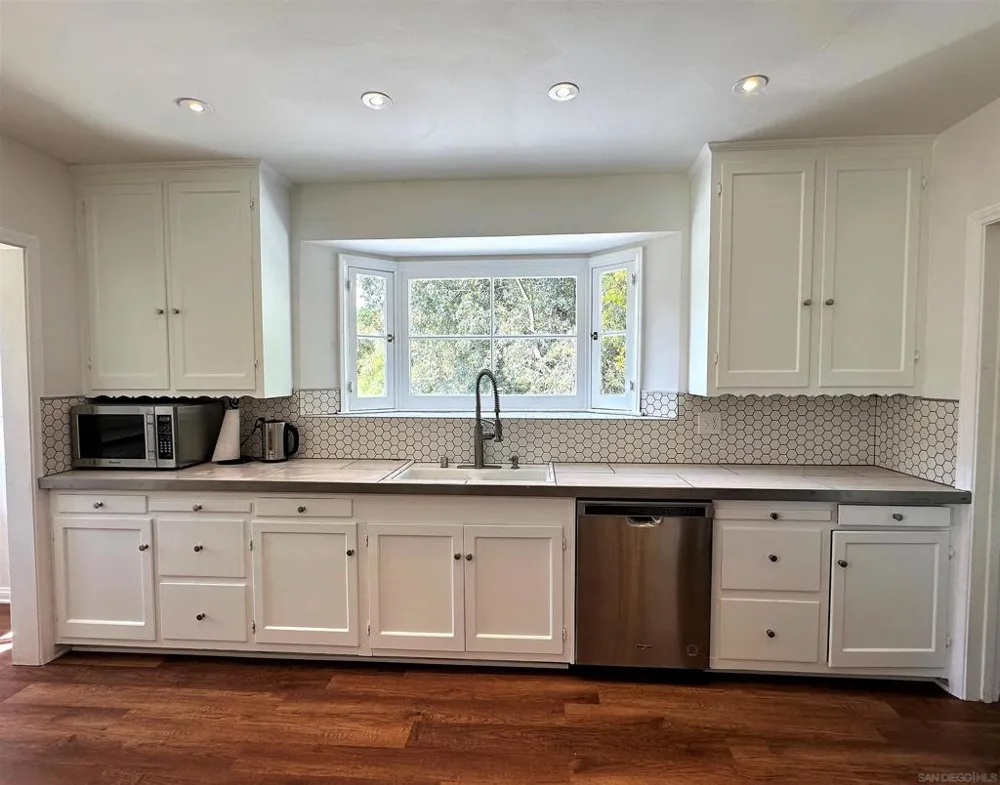 2400 Benedict Canyon Dr Beverly Hills, CA 90210