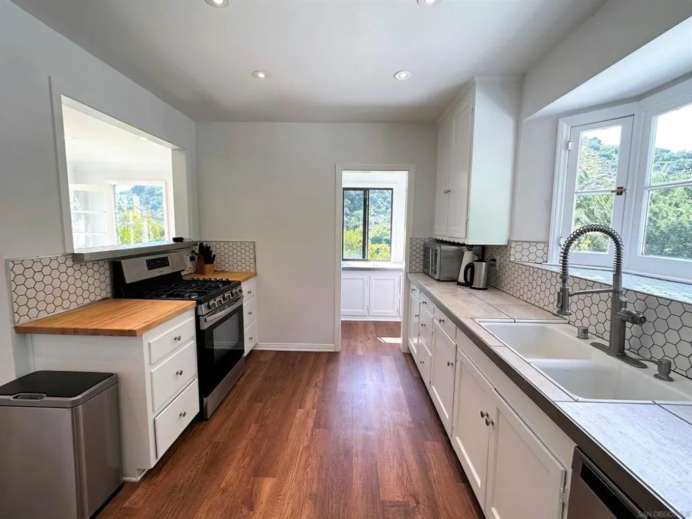 2400 Benedict Canyon Dr Beverly Hills, CA 90210