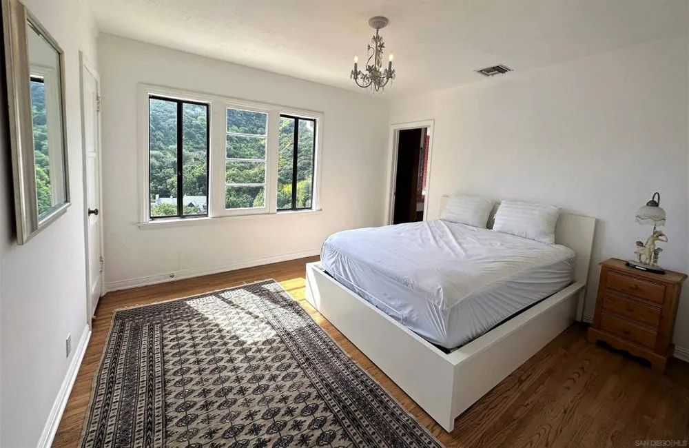 2400 Benedict Canyon Dr Beverly Hills, CA 90210