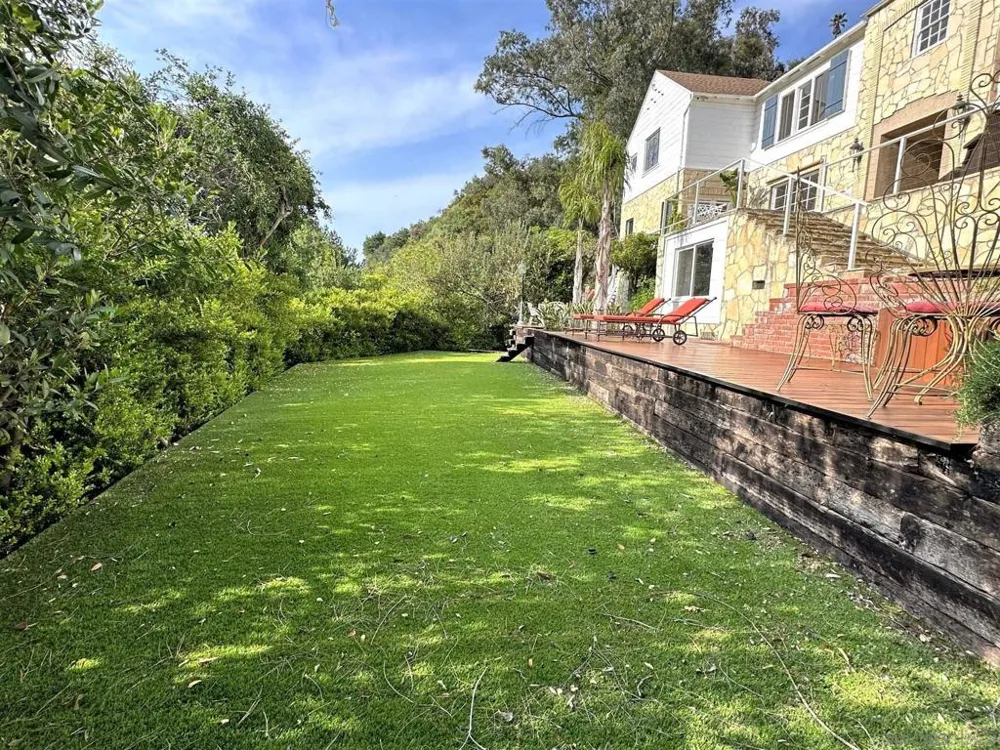 2400 Benedict Canyon Dr Beverly Hills, CA 90210