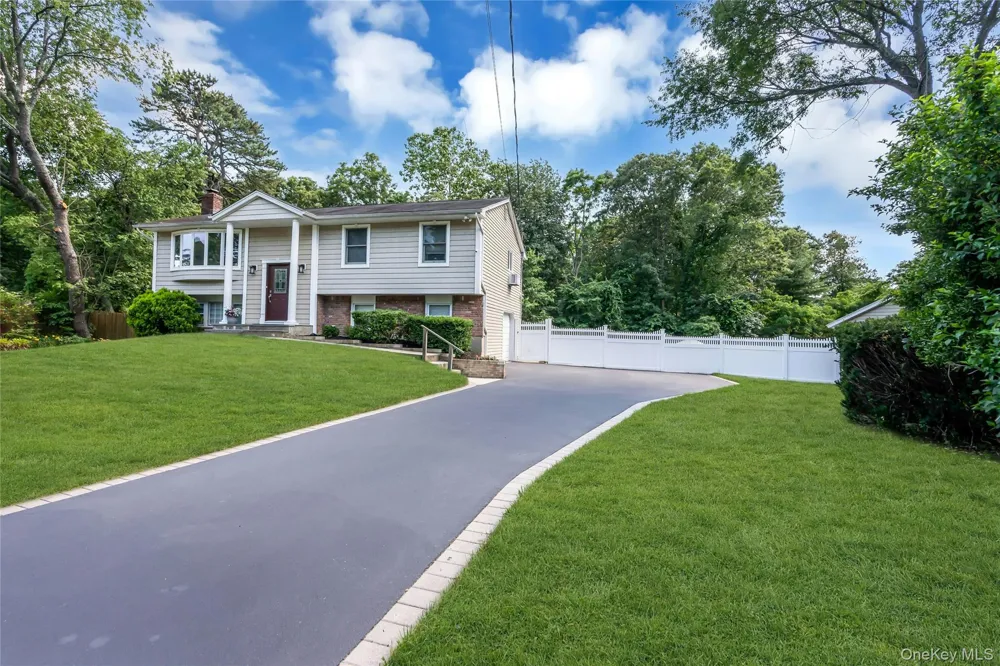 4 Dale Court Hauppauge, NY 11788