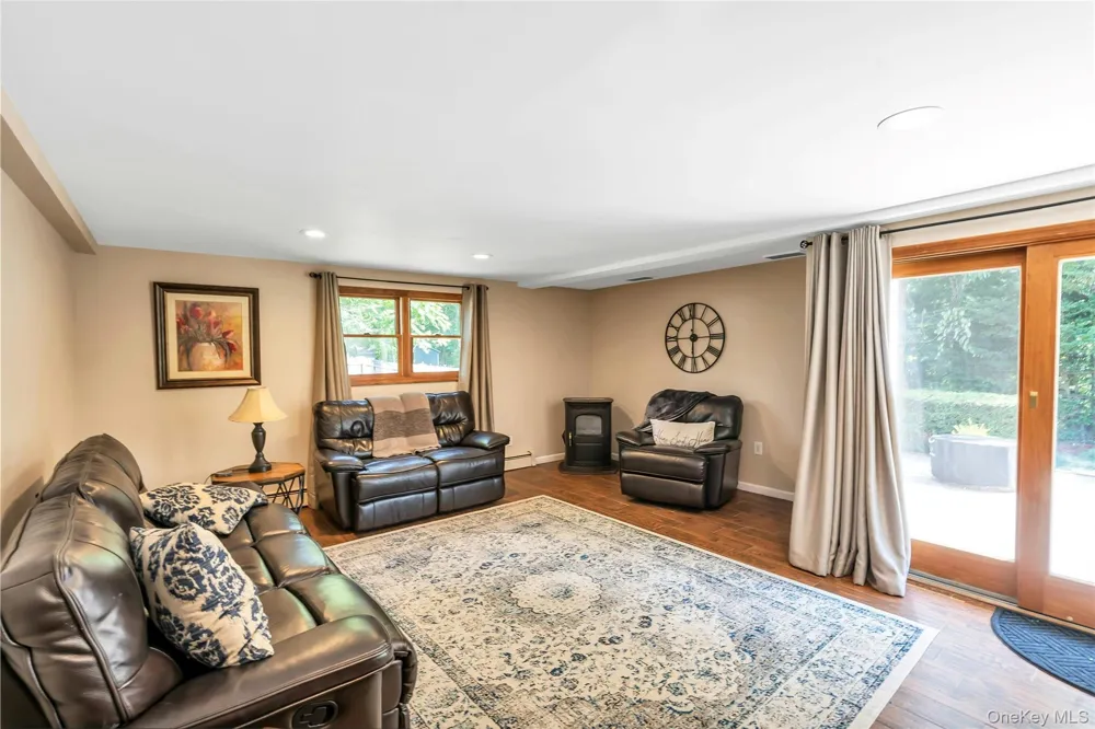 4 Dale Court Hauppauge, NY 11788
