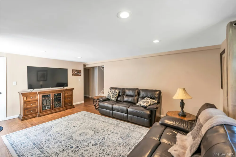 4 Dale Court Hauppauge, NY 11788