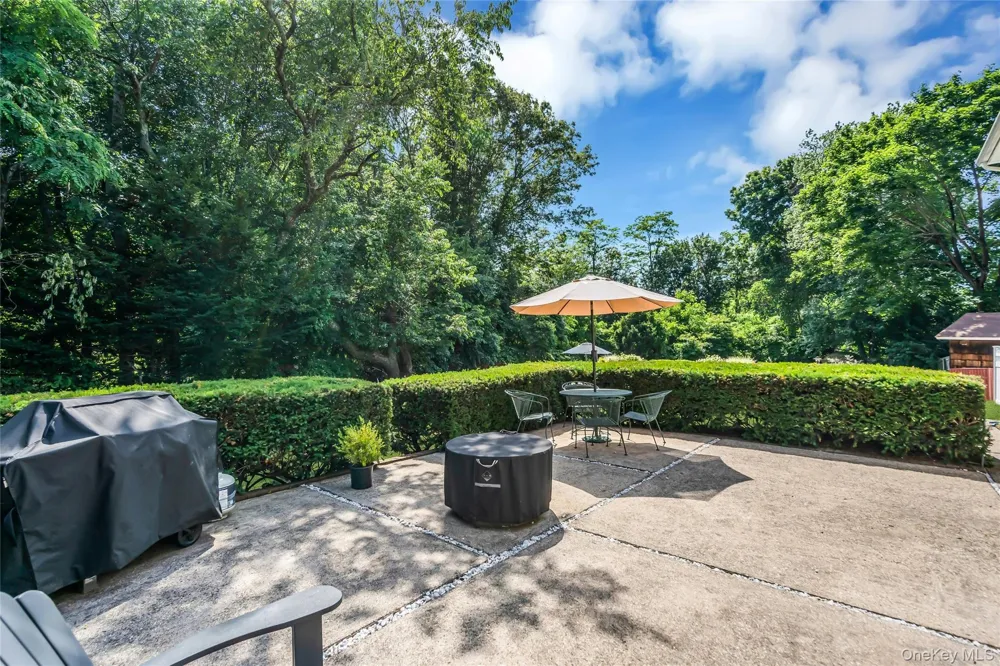 4 Dale Court Hauppauge, NY 11788
