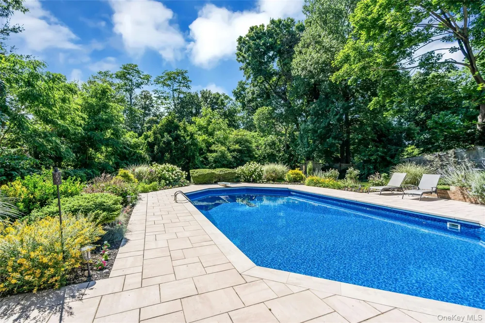 4 Dale Court Hauppauge, NY 11788