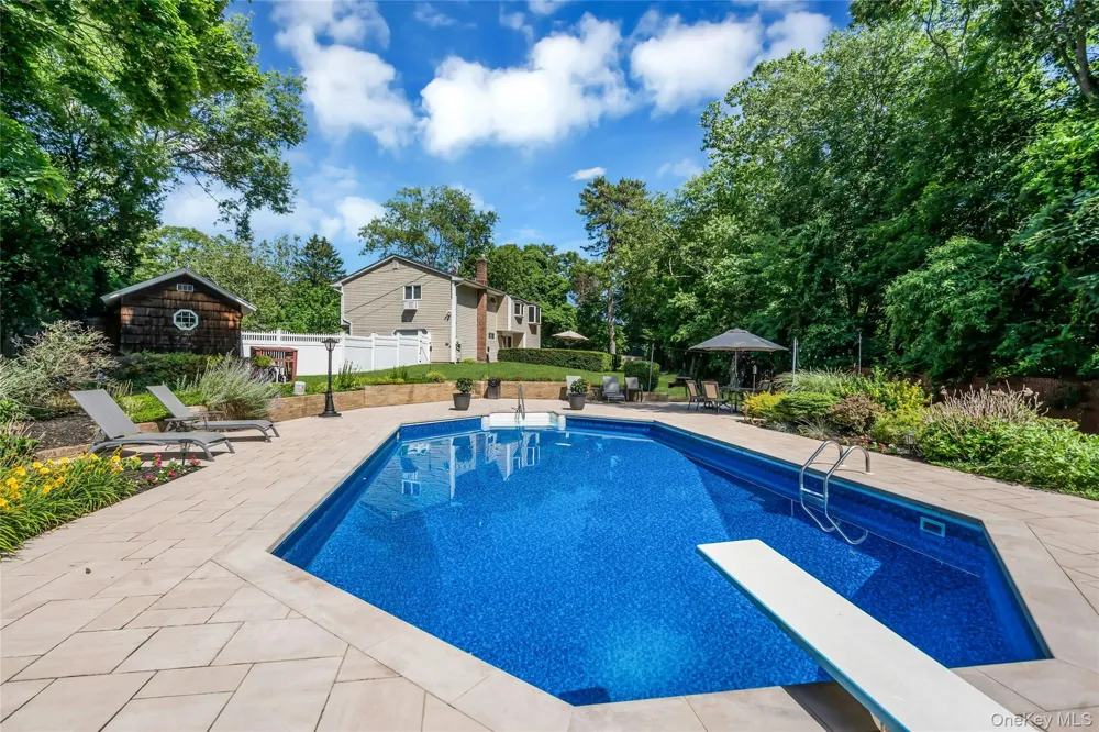 4 Dale Court Hauppauge, NY 11788