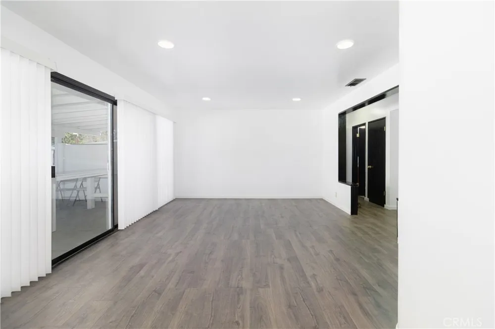 20309 Roscoe Winnetka, CA 91306
