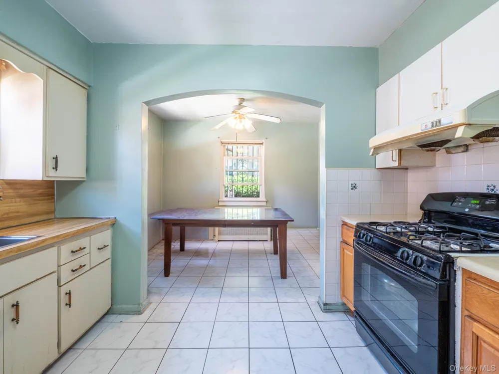 7618 172nd Street Fresh Meadows, NY 11366