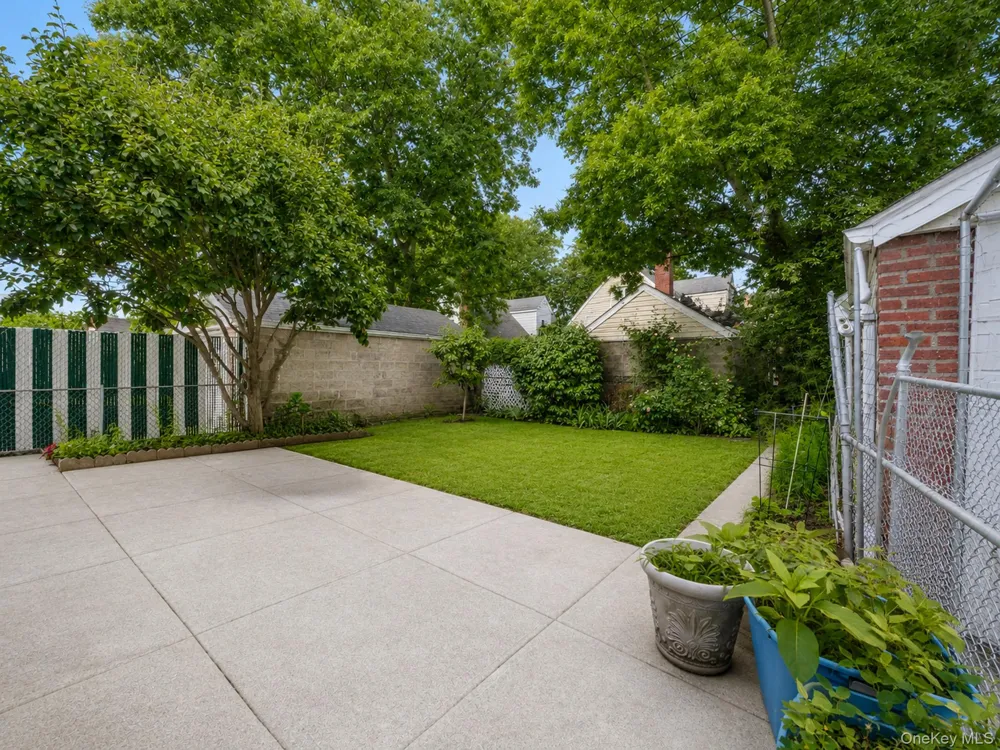 7618 172nd Street Fresh Meadows, NY 11366