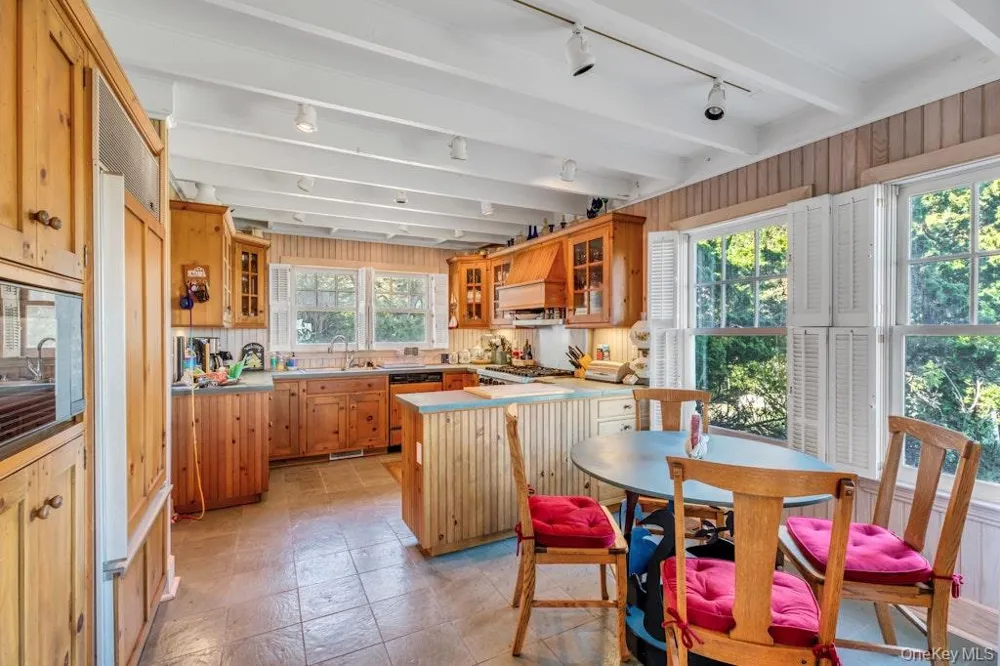 10450 New Suffolk Avenue Cutchogue, NY 11935
