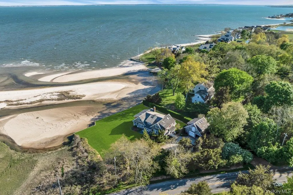 10450 New Suffolk Avenue Cutchogue, NY 11935