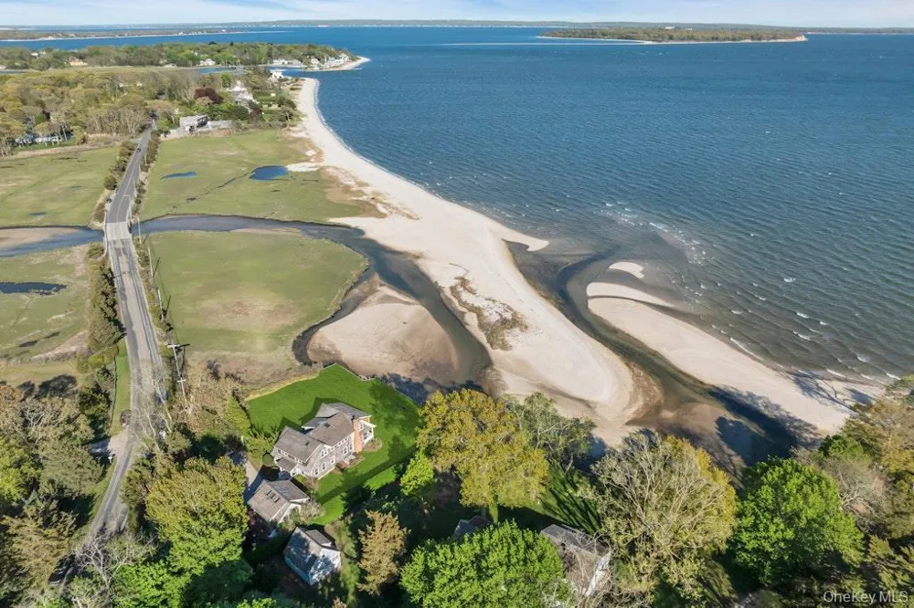 10450 New Suffolk Avenue Cutchogue, NY 11935