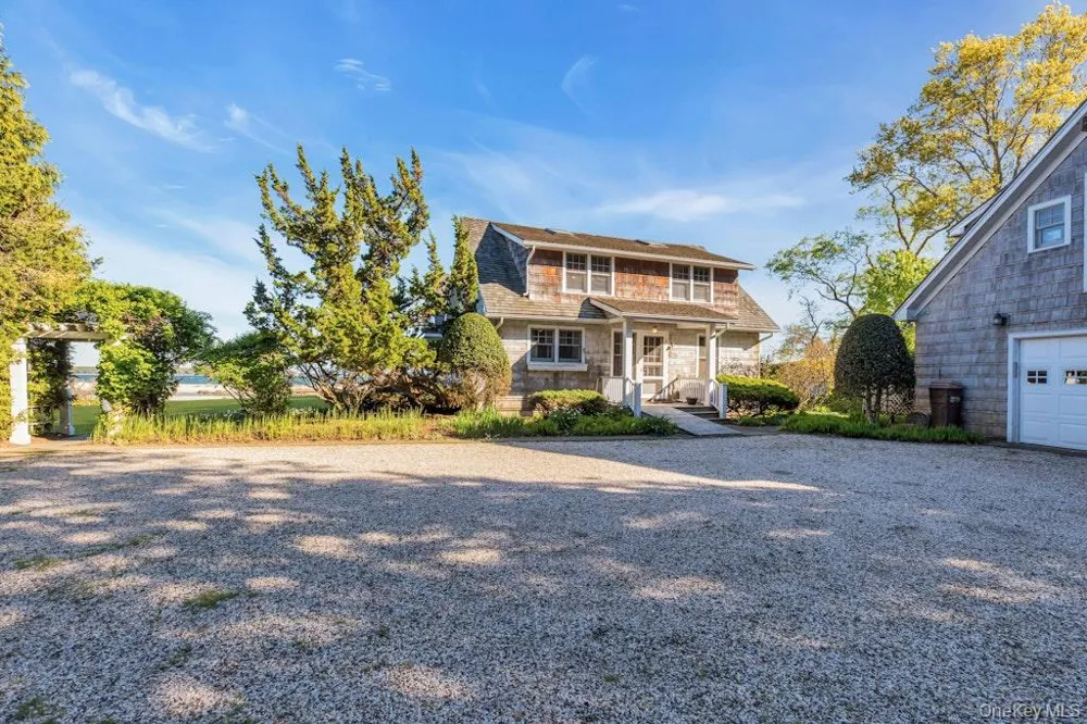 10450 New Suffolk Avenue Cutchogue, NY 11935