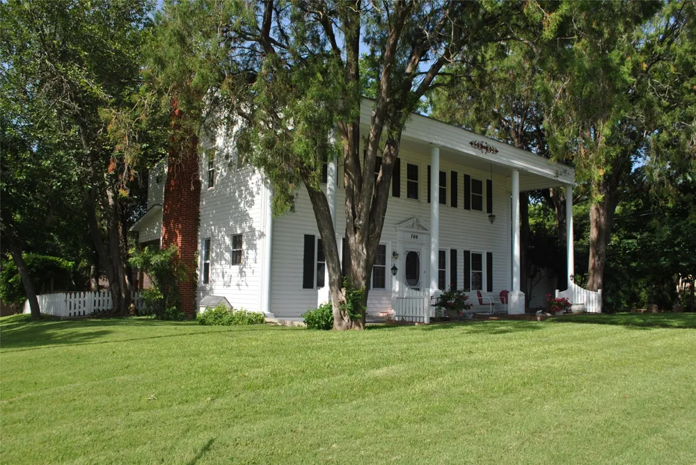 700 W Wrights Avenue Comanche, TX 76442