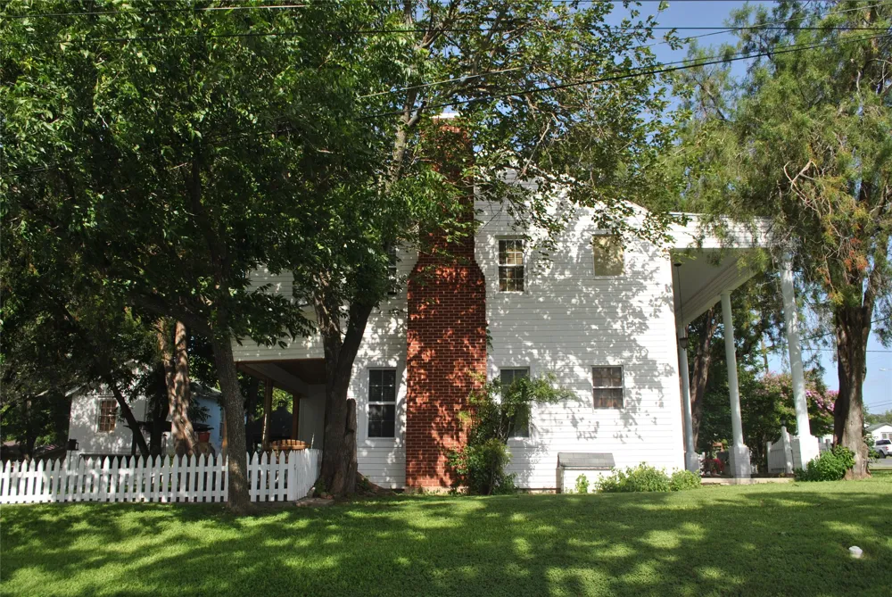 700 W Wrights Avenue Comanche, TX 76442