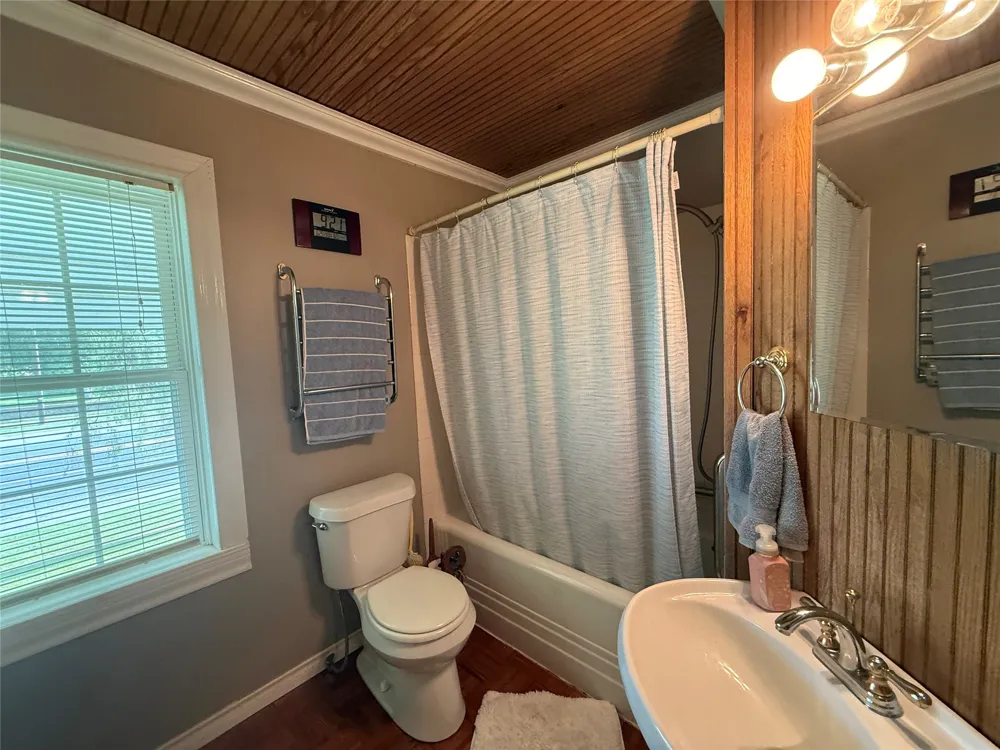 700 W Wrights Avenue Comanche, TX 76442