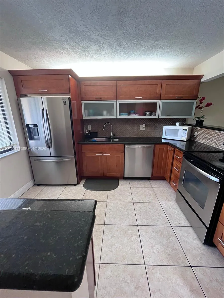 197 Lakeview Dr #105 Weston, FL 33326