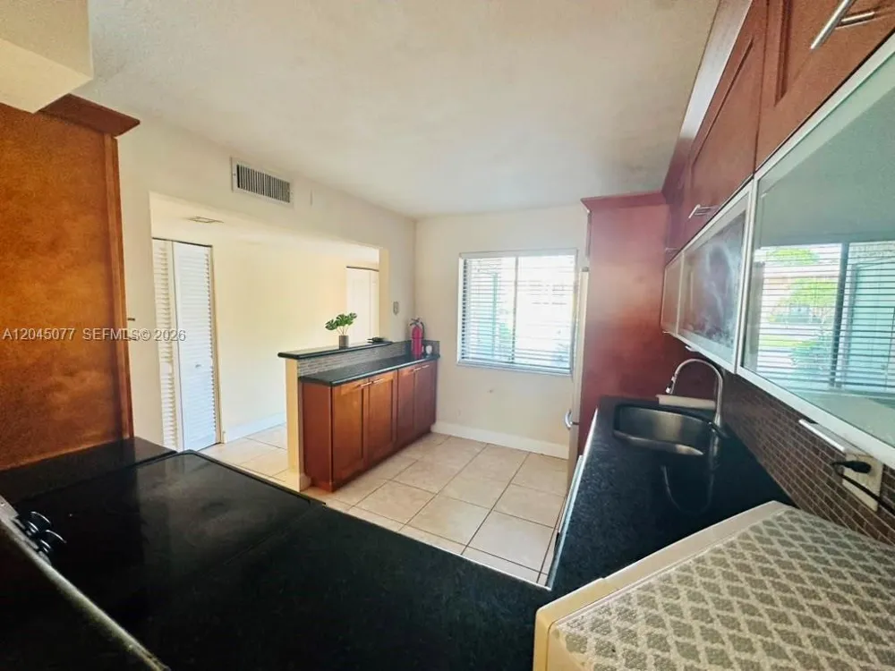 197 Lakeview Dr #105 Weston, FL 33326