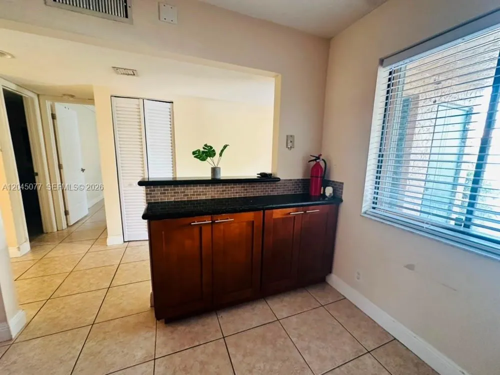 197 Lakeview Dr #105 Weston, FL 33326