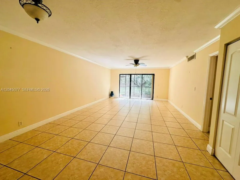 197 Lakeview Dr #105 Weston, FL 33326