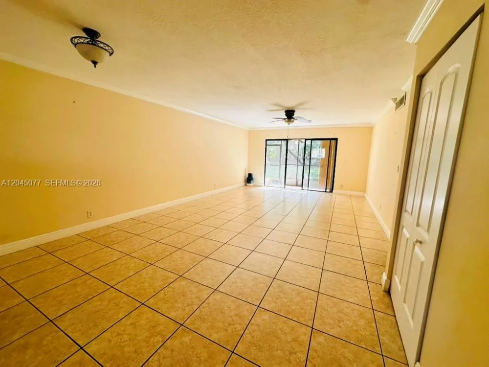 197 Lakeview Dr #105 Weston, FL 33326