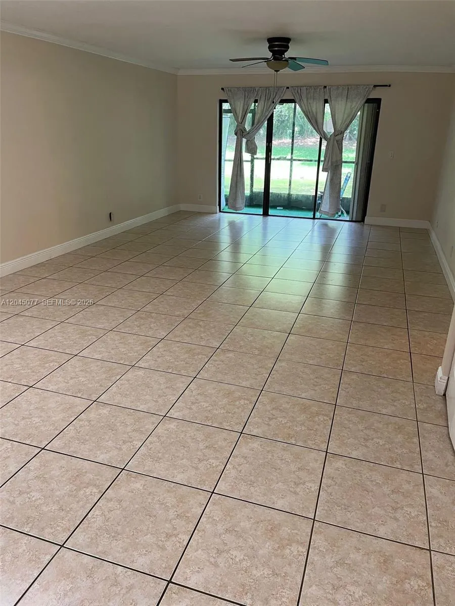 197 Lakeview Dr #105 Weston, FL 33326