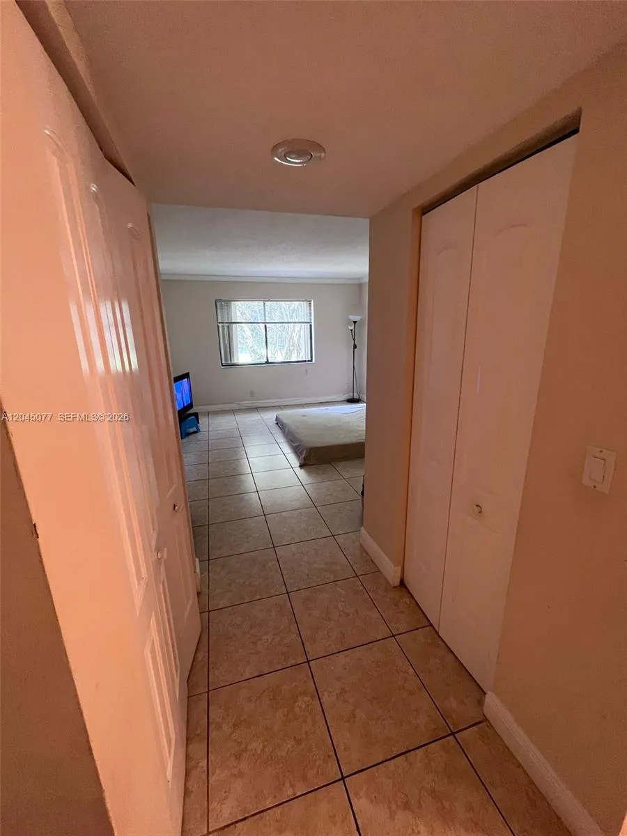 197 Lakeview Dr #105 Weston, FL 33326