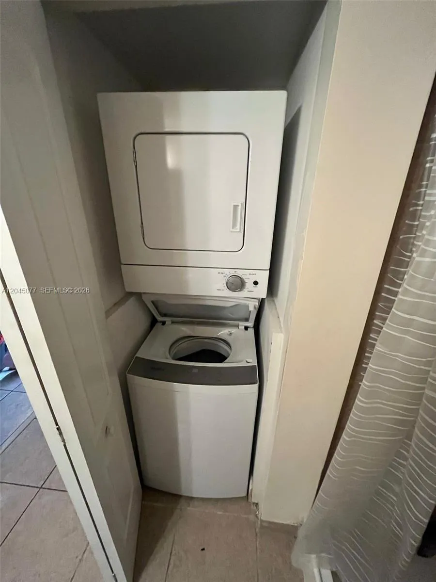 197 Lakeview Dr #105 Weston, FL 33326
