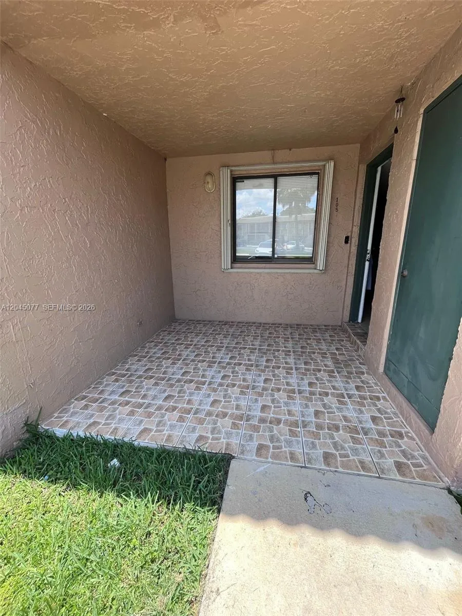 197 Lakeview Dr #105 Weston, FL 33326
