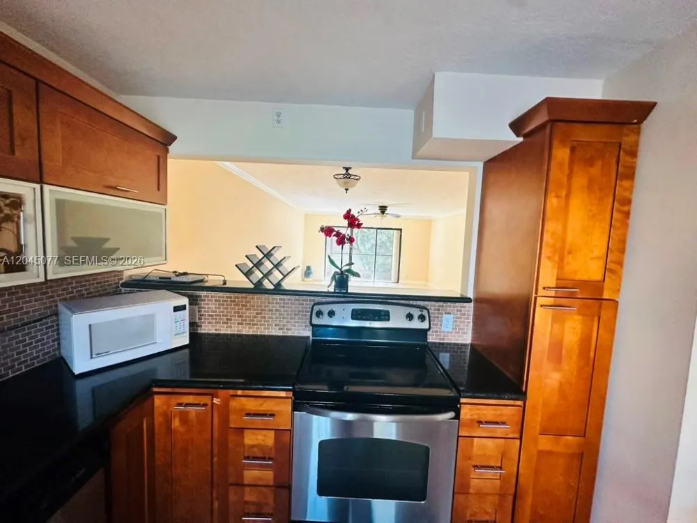 197 Lakeview Dr #105 Weston, FL 33326