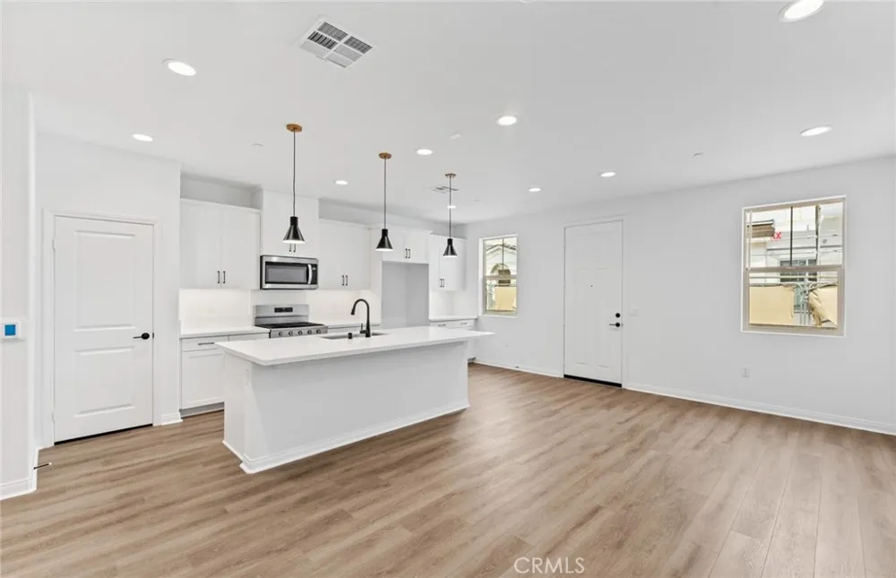4243 East Honeybee Paseo Ontario, CA 91761