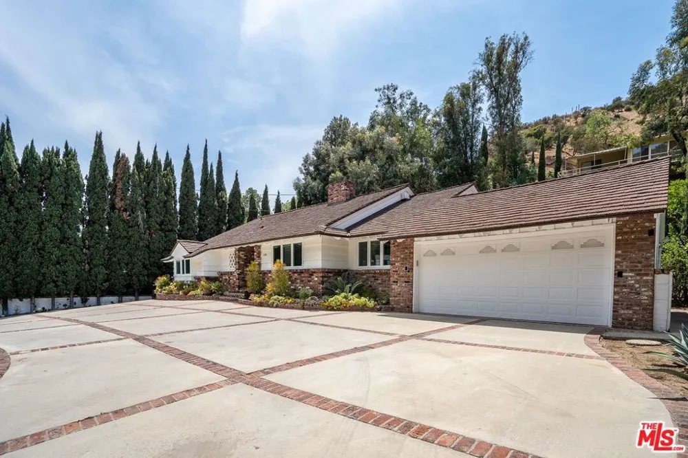 2201 Coldwater Canyon Drive Beverly Hills, CA 90210