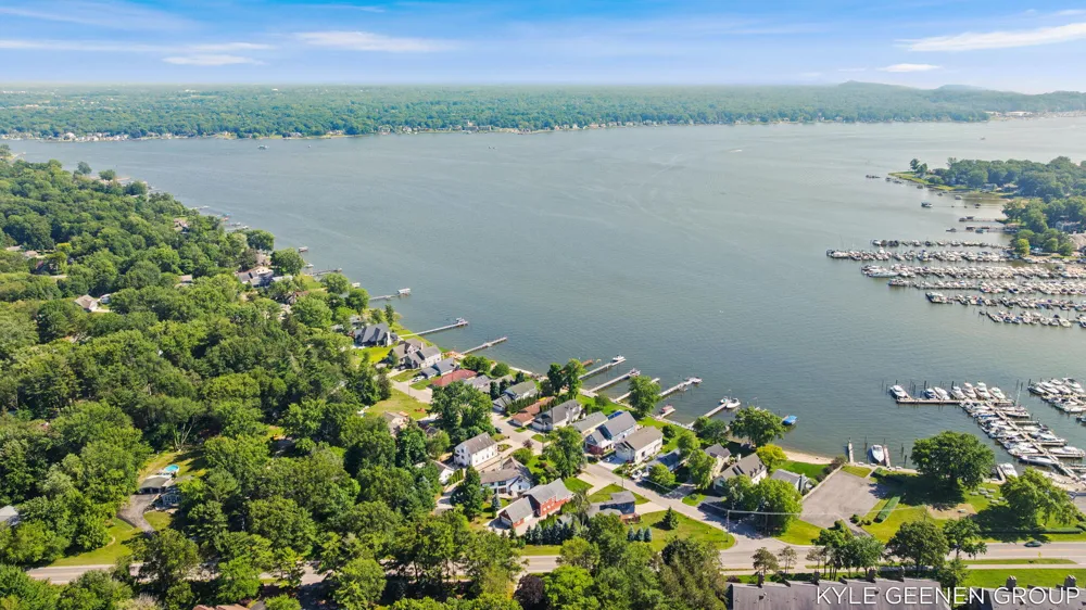 1729 Waukazoo Drive Holland, MI 49424