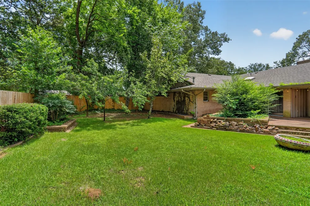1911 Harrison Avenue Paris, TX 75460