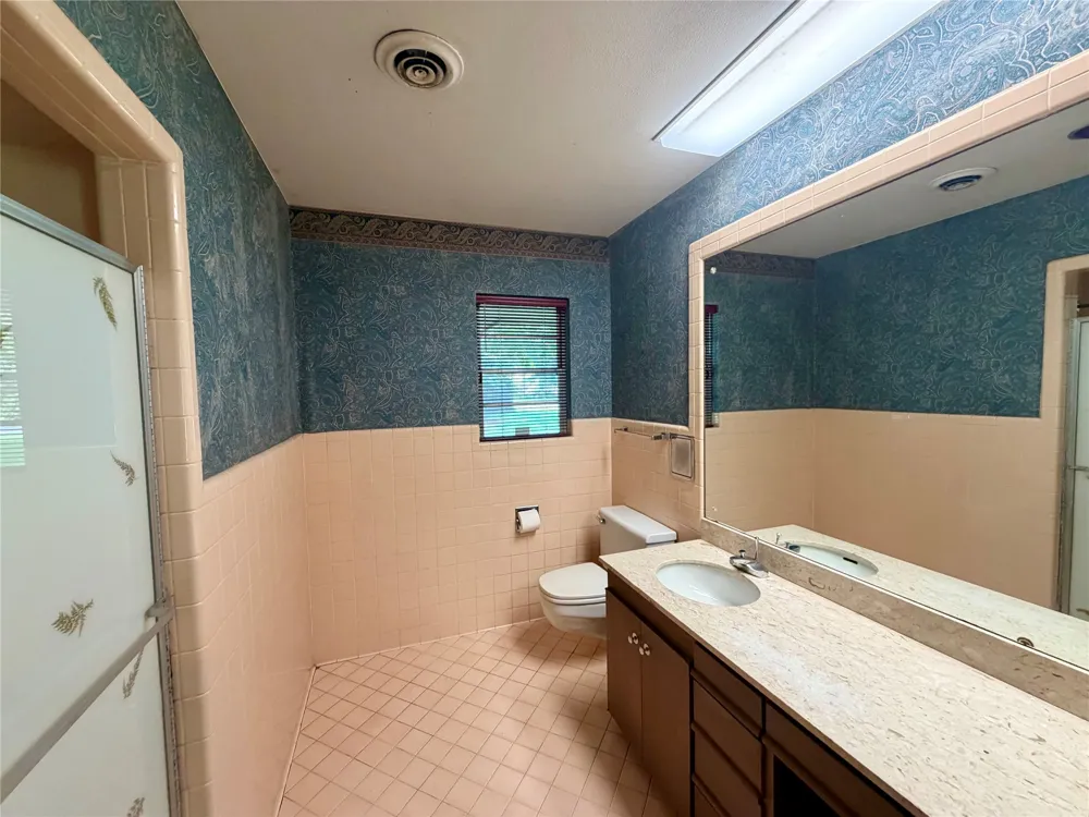 1911 Harrison Avenue Paris, TX 75460